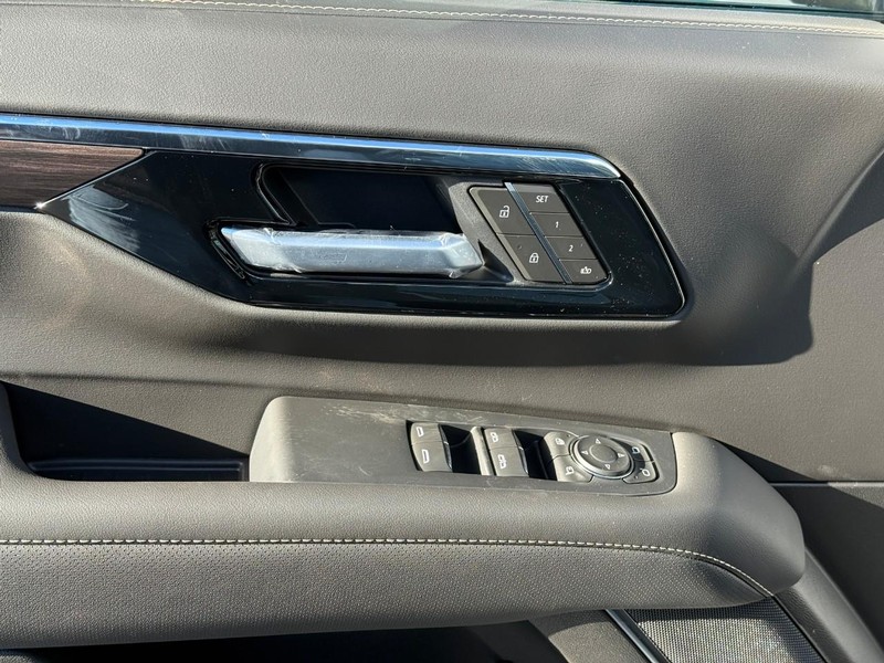 Chevrolet Suburban Vehicle Full-screen Gallery Image 10