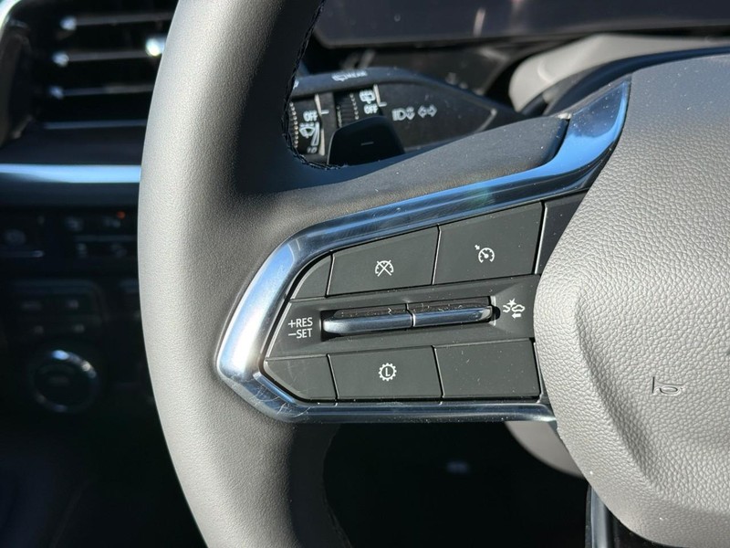 Chevrolet Suburban Vehicle Full-screen Gallery Image 12