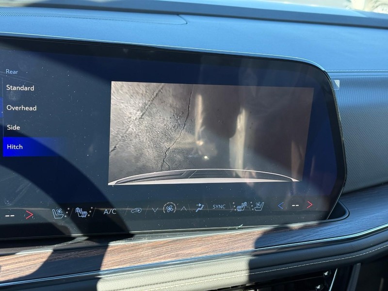 Chevrolet Suburban Vehicle Full-screen Gallery Image 15