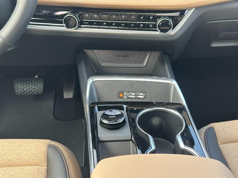 Chevrolet Equinox Vehicle Full-screen Gallery Image 10