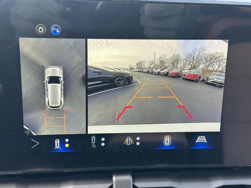 Chevrolet Equinox Vehicle Full-screen Gallery Image 17