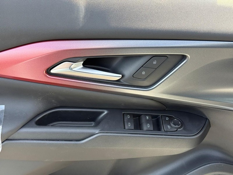 Chevrolet Equinox EV Vehicle Full-screen Gallery Image 11