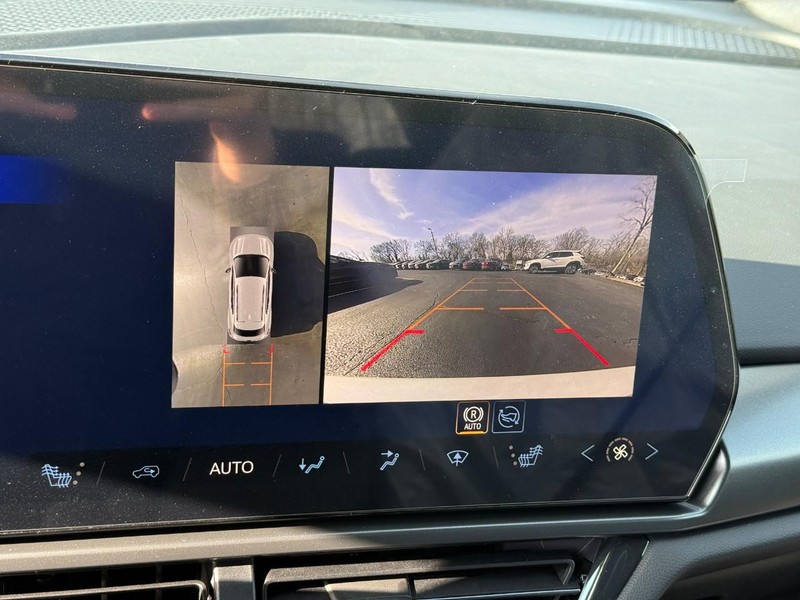 Chevrolet Equinox EV Vehicle Full-screen Gallery Image 15