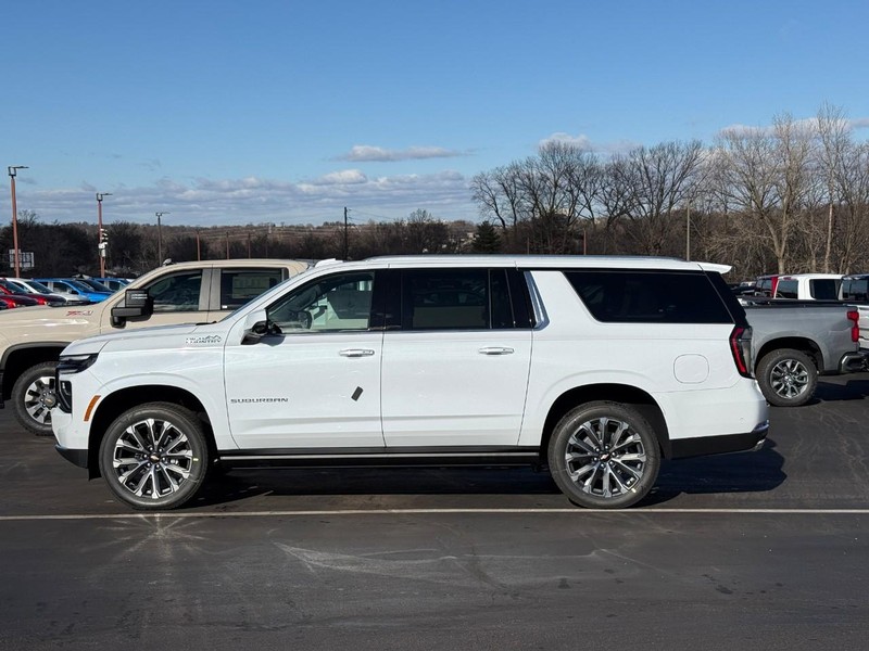 Chevrolet Suburban Vehicle Full-screen Gallery Image 2