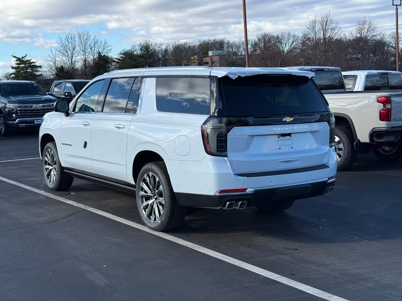 Chevrolet Suburban Vehicle Full-screen Gallery Image 3