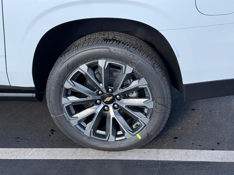 Chevrolet Suburban Vehicle Full-screen Gallery Image 4