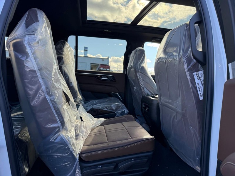 Chevrolet Suburban Vehicle Full-screen Gallery Image 5