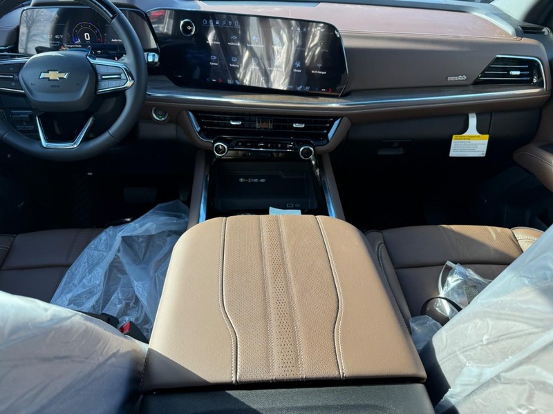 Chevrolet Suburban Vehicle Full-screen Gallery Image 6