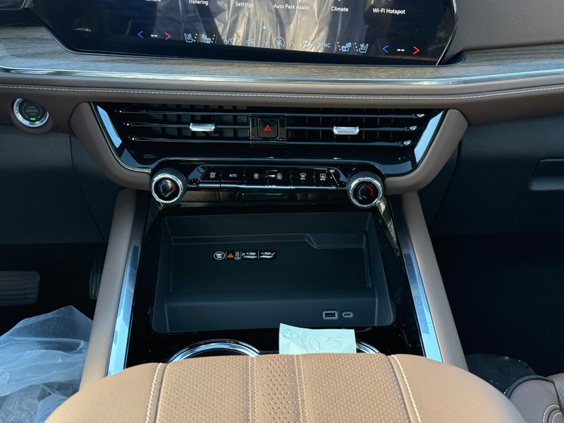 Chevrolet Suburban Vehicle Full-screen Gallery Image 9