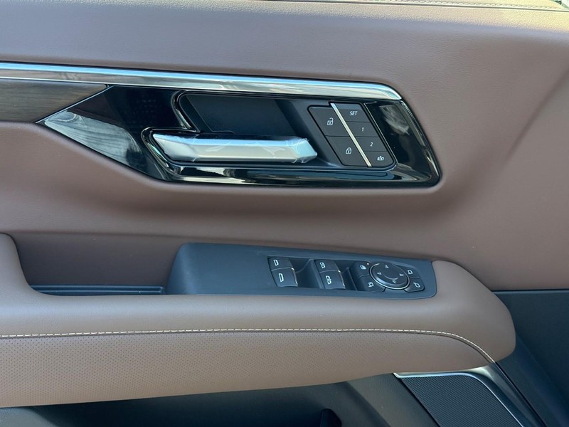 Chevrolet Suburban Vehicle Full-screen Gallery Image 10