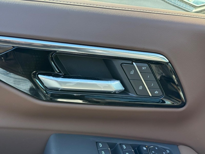 Chevrolet Suburban Vehicle Full-screen Gallery Image 11