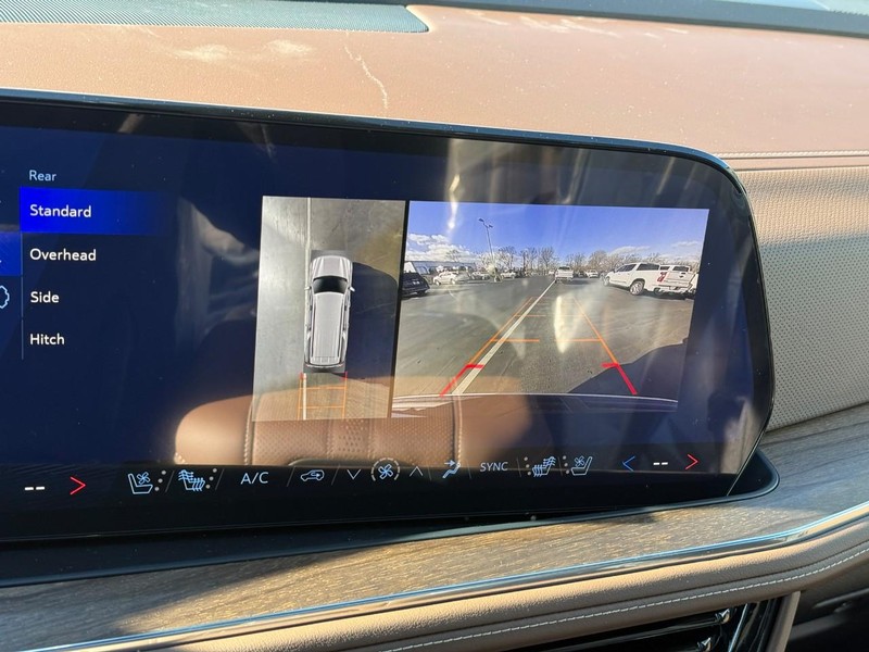 Chevrolet Suburban Vehicle Full-screen Gallery Image 15