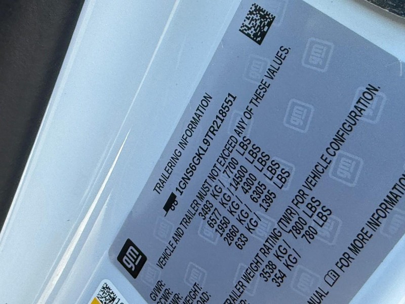 Chevrolet Suburban Vehicle Full-screen Gallery Image 16