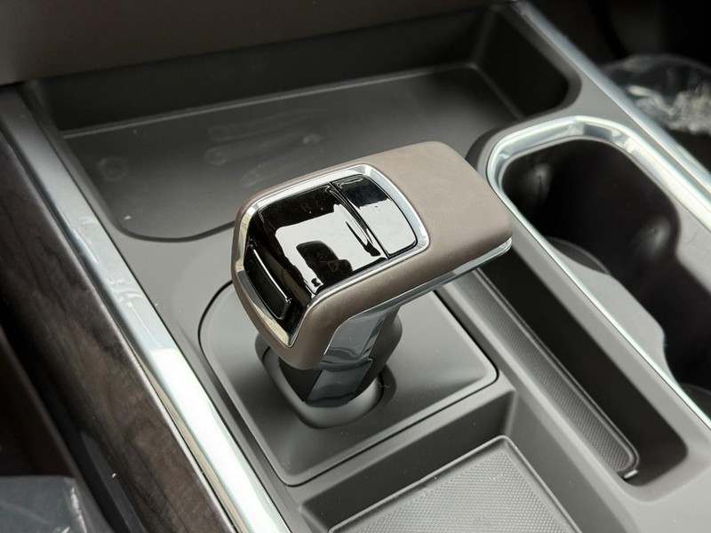 Chevrolet Silverado 1500 Vehicle Full-screen Gallery Image 14