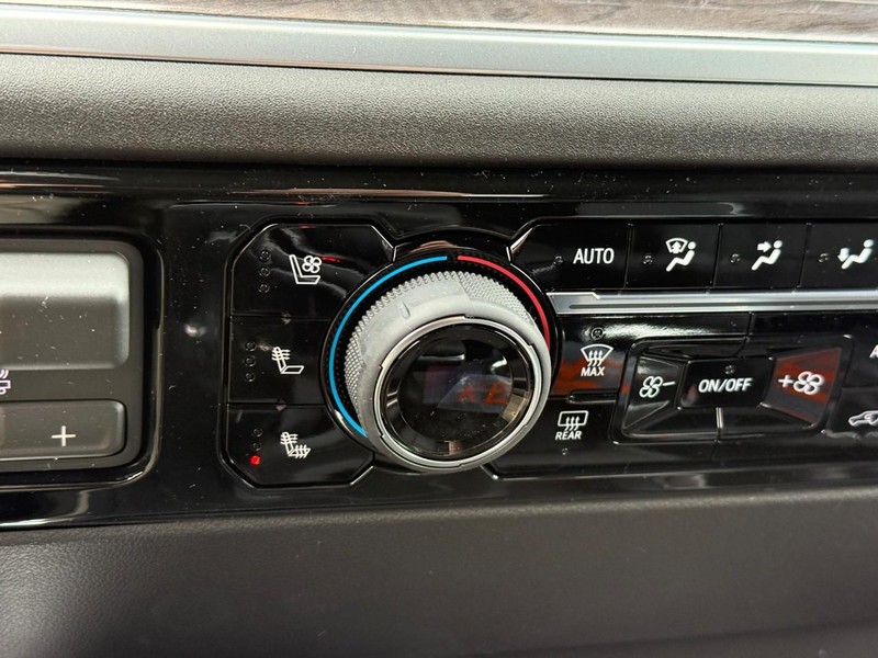 Chevrolet Silverado 1500 Vehicle Full-screen Gallery Image 16