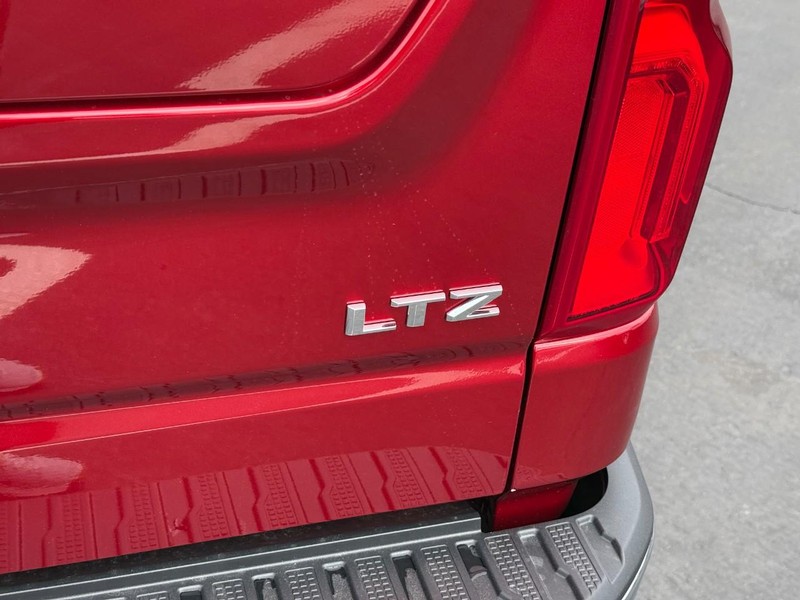 Chevrolet Silverado 1500 Vehicle Full-screen Gallery Image 5