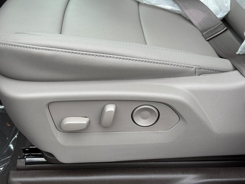 Chevrolet Silverado 1500 Vehicle Full-screen Gallery Image 14