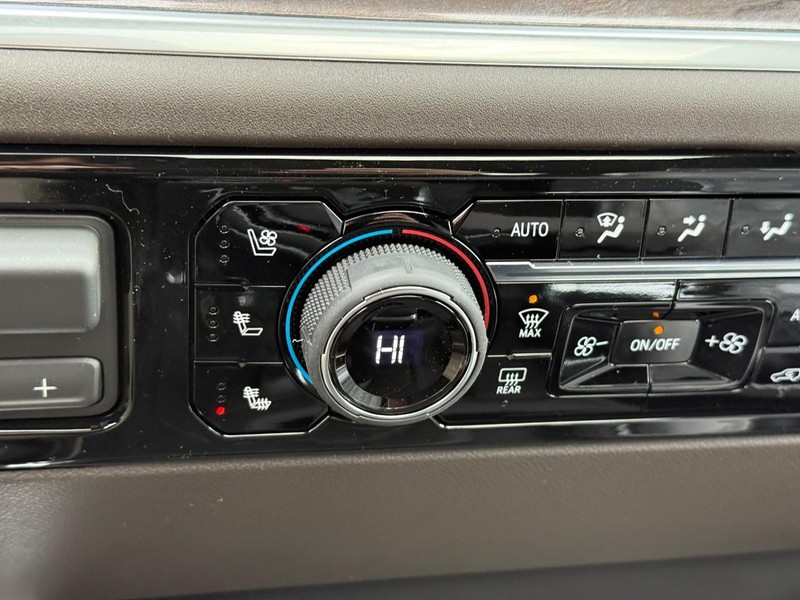 Chevrolet Silverado 1500 Vehicle Full-screen Gallery Image 17