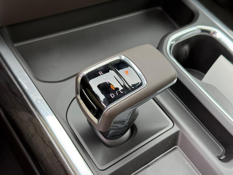 Chevrolet Silverado 1500 Vehicle Full-screen Gallery Image 18