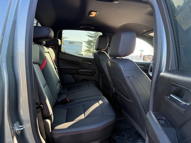 Chevrolet Colorado Vehicle Full-screen Gallery Image 11