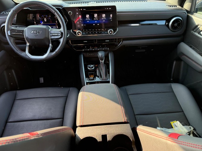 Chevrolet Colorado Vehicle Full-screen Gallery Image 12