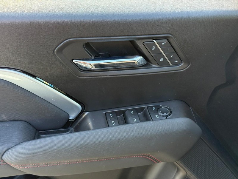 Chevrolet Colorado Vehicle Full-screen Gallery Image 16