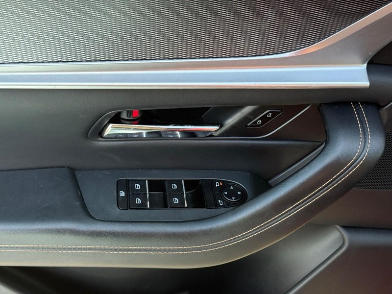 Mazda CX-90 Vehicle Full-screen Gallery Image 17