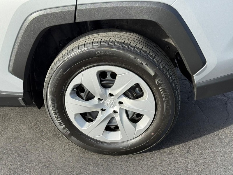 Toyota RAV4 Vehicle Full-screen Gallery Image 4