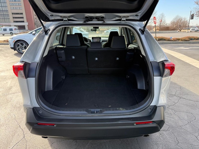 Toyota RAV4 Vehicle Full-screen Gallery Image 6