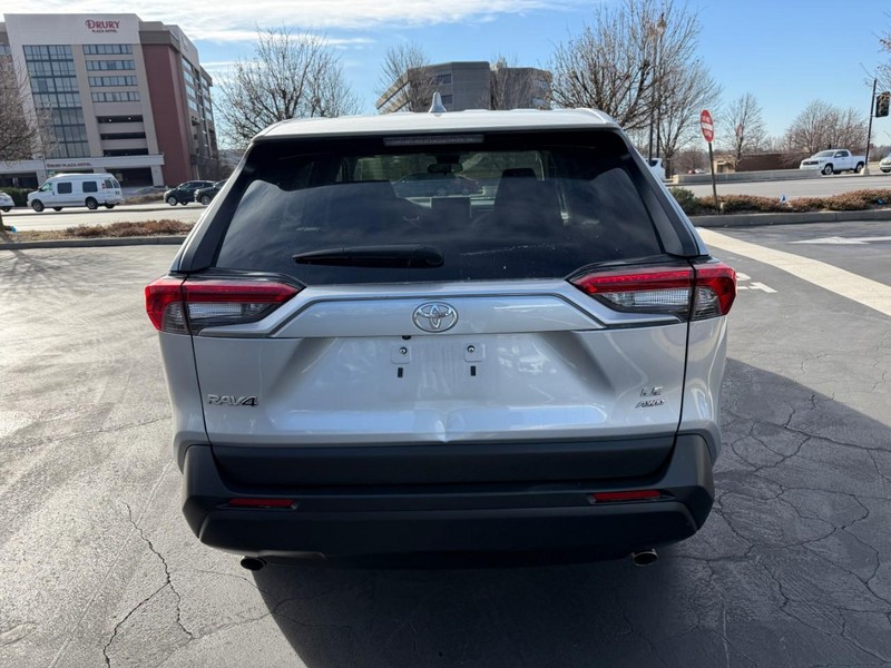 Toyota RAV4 Vehicle Full-screen Gallery Image 7