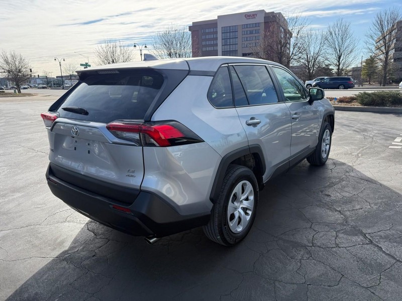 Toyota RAV4 Vehicle Full-screen Gallery Image 8