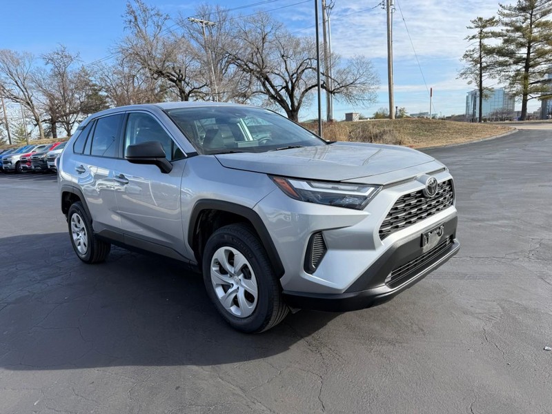 Toyota RAV4 Vehicle Full-screen Gallery Image 9