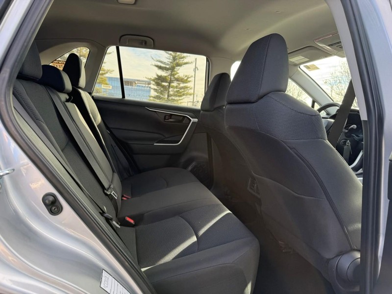 Toyota RAV4 Vehicle Full-screen Gallery Image 11