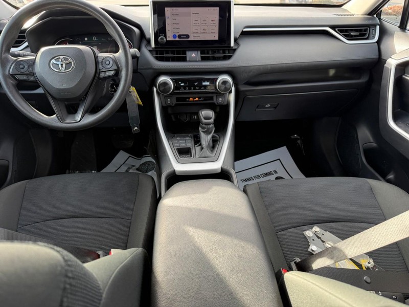 Toyota RAV4 Vehicle Full-screen Gallery Image 12