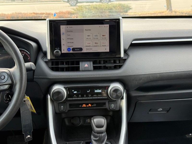 Toyota RAV4 Vehicle Full-screen Gallery Image 14