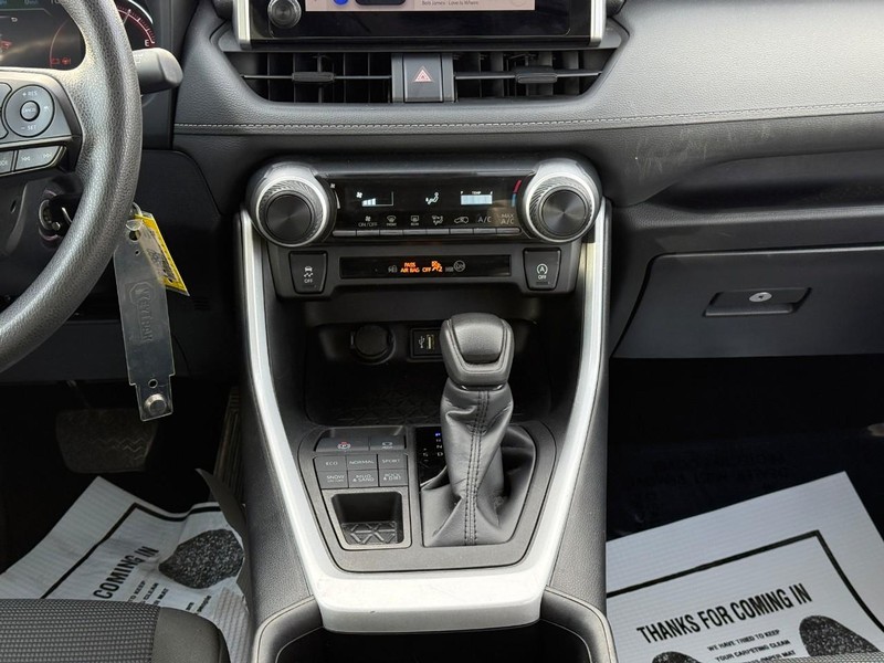 Toyota RAV4 Vehicle Full-screen Gallery Image 15