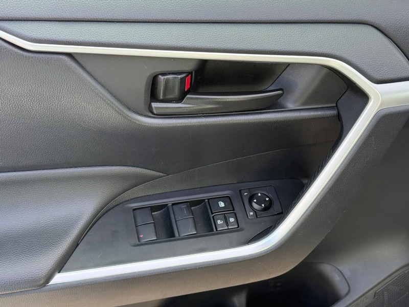 Toyota RAV4 Vehicle Full-screen Gallery Image 16