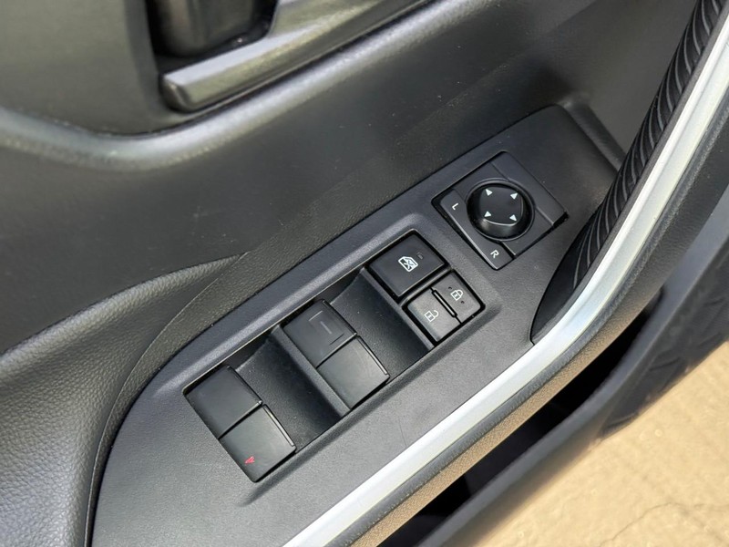 Toyota RAV4 Vehicle Full-screen Gallery Image 17