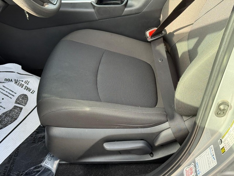 Toyota RAV4 Vehicle Full-screen Gallery Image 18