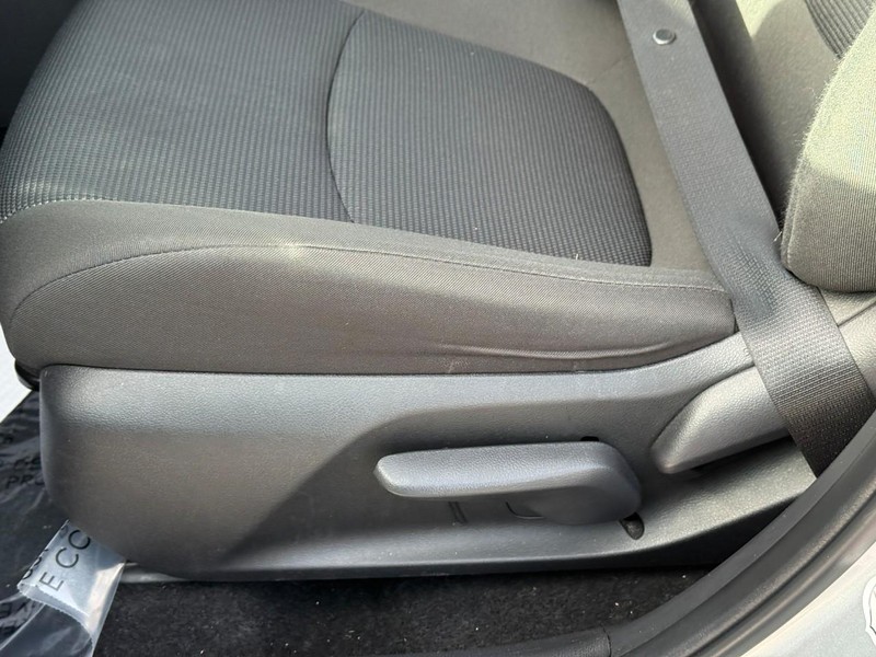 Toyota RAV4 Vehicle Full-screen Gallery Image 19