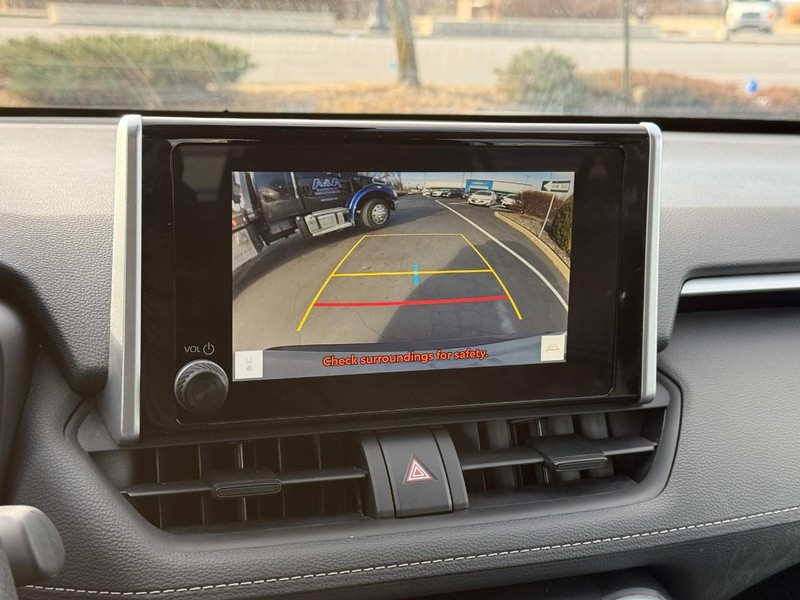 Toyota RAV4 Vehicle Full-screen Gallery Image 23