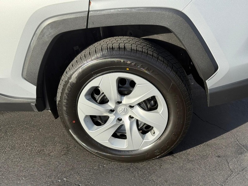 Toyota RAV4 Vehicle Full-screen Gallery Image 4