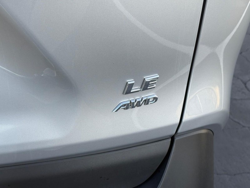 Toyota RAV4 Vehicle Full-screen Gallery Image 5