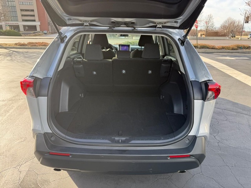 Toyota RAV4 Vehicle Full-screen Gallery Image 6