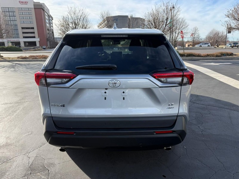 Toyota RAV4 Vehicle Full-screen Gallery Image 7