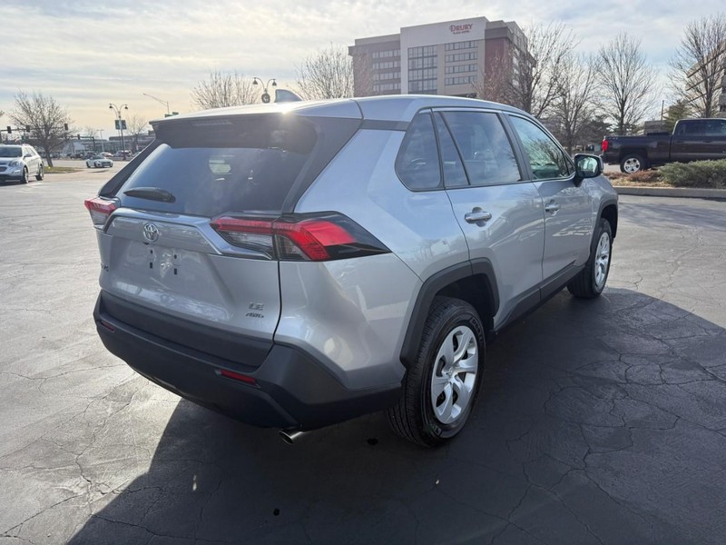 Toyota RAV4 Vehicle Full-screen Gallery Image 8