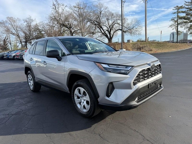 Toyota RAV4 Vehicle Full-screen Gallery Image 9