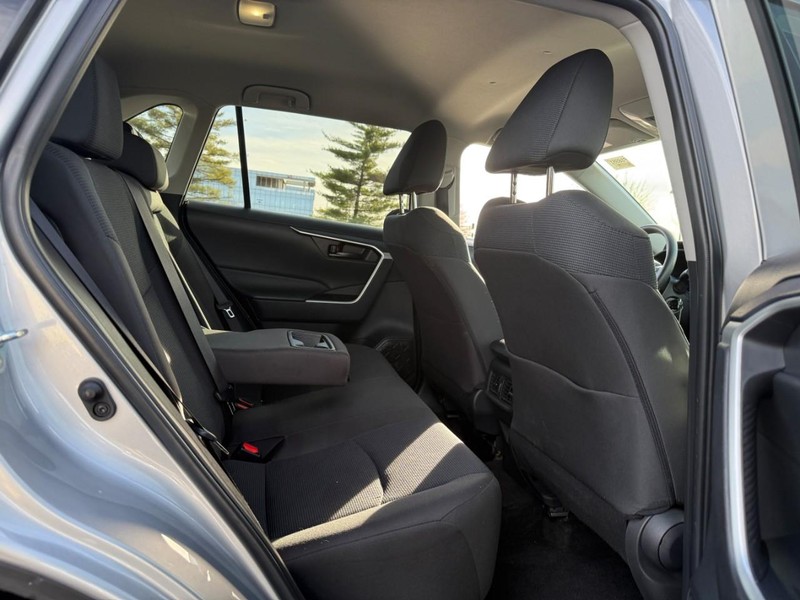 Toyota RAV4 Vehicle Full-screen Gallery Image 11