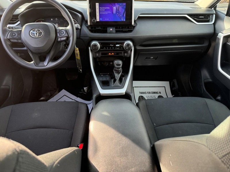Toyota RAV4 Vehicle Full-screen Gallery Image 12