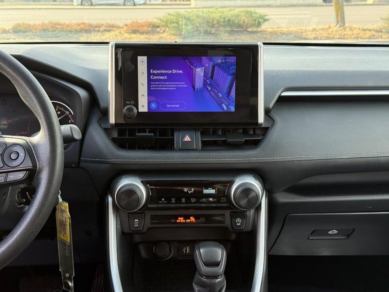 Toyota RAV4 Vehicle Full-screen Gallery Image 14